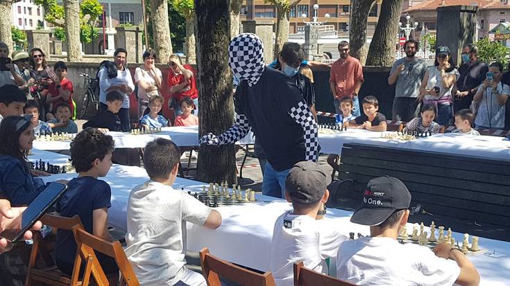 Zirrara eta kuriositatea piztu du Rey Enigmak Zumaiara egindako bisitan