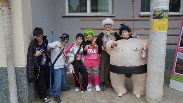 Haur, gazte eta helduk parte hartu dute Errezilgo Inauteri Festan