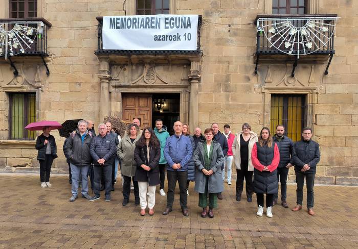 Biktimak gogoan izan ditu Zarauzko Udalak Oroimenaren Egunean