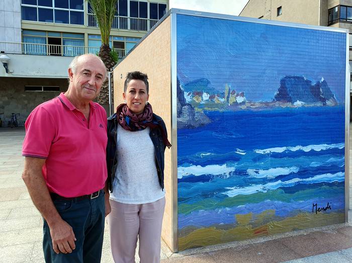 'Mendi' margolariaren paisaia baten biniloa jarri dute Zarauzko malekoian