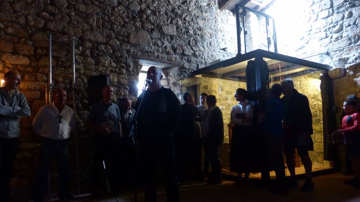 Santa Engraziako erloju zaharberritua erakutsi dute