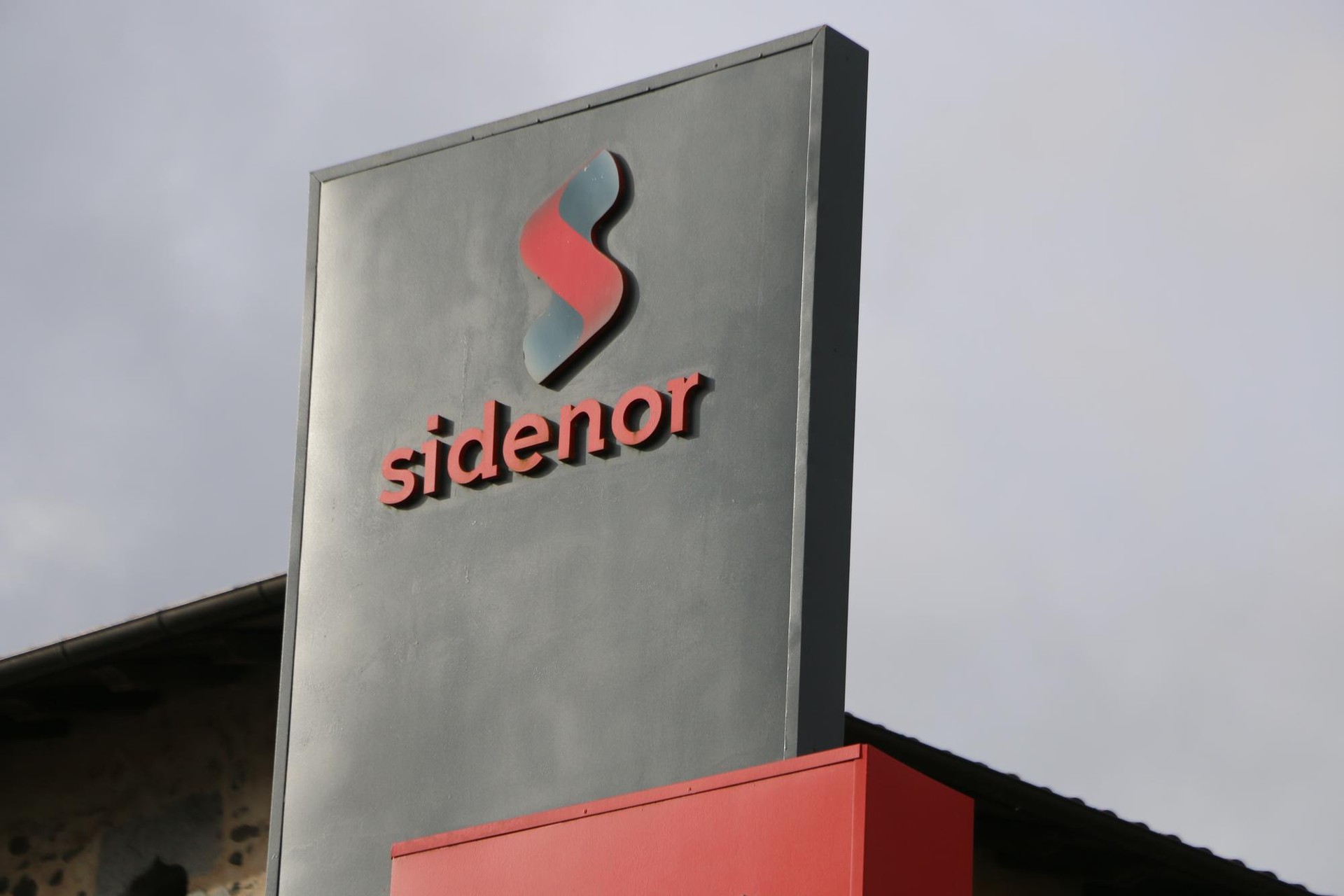 Sidenorrek ukatu egin du inor kaleratu izana