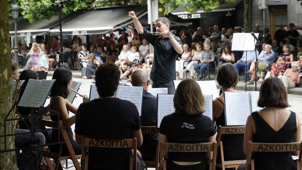 Musika Bandaren udako kontzertuak jendetza batu du Plazaberrin