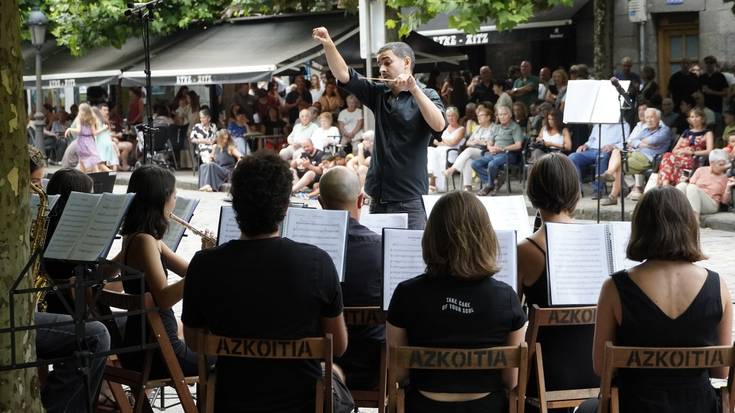 Musika Bandaren udako kontzertuak jendetza batu du Plazaberrin