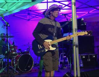 Reggae doinuen erritmora dantzan agurtu dute uda Orion