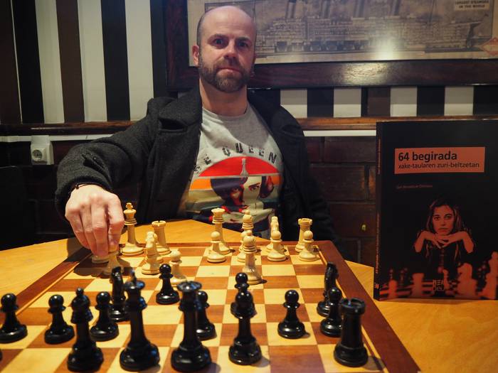 Gari Berasaluze: "Munduaren historia islatu daiteke xake taula batean"