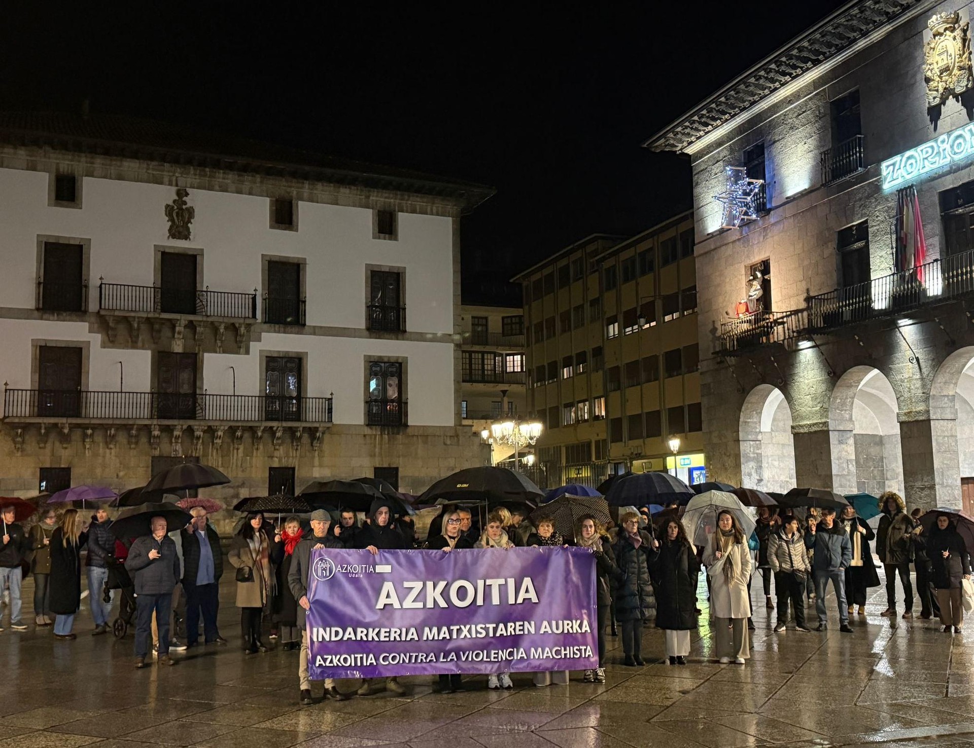 Asteazkeneko eraso matxista gaitzetsi dute udalbatzako ordezkariek nahiz herritarrek