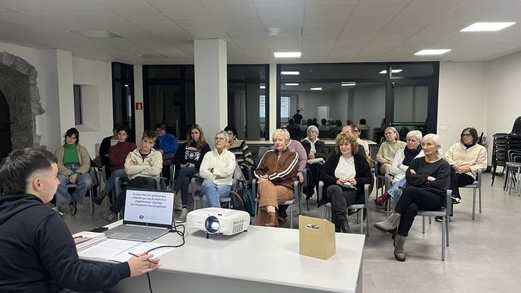 Indarkeria matxistaren kontrako genealogiaz aritu da Elene Lopetegi Zestoan