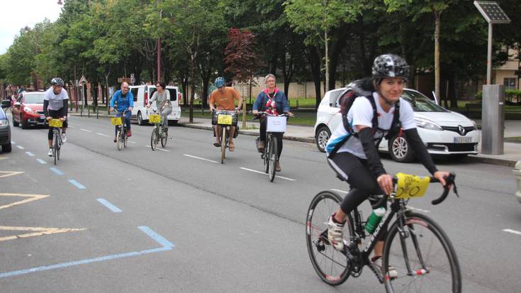 Abiatu dute errefuxiatuen aldeko bizikleta martxa