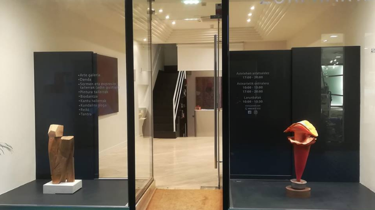 Aitor Etxeberria artistaren 'Atzera begira' erakusketa jarri dute ikusgai Zurihartz galerian