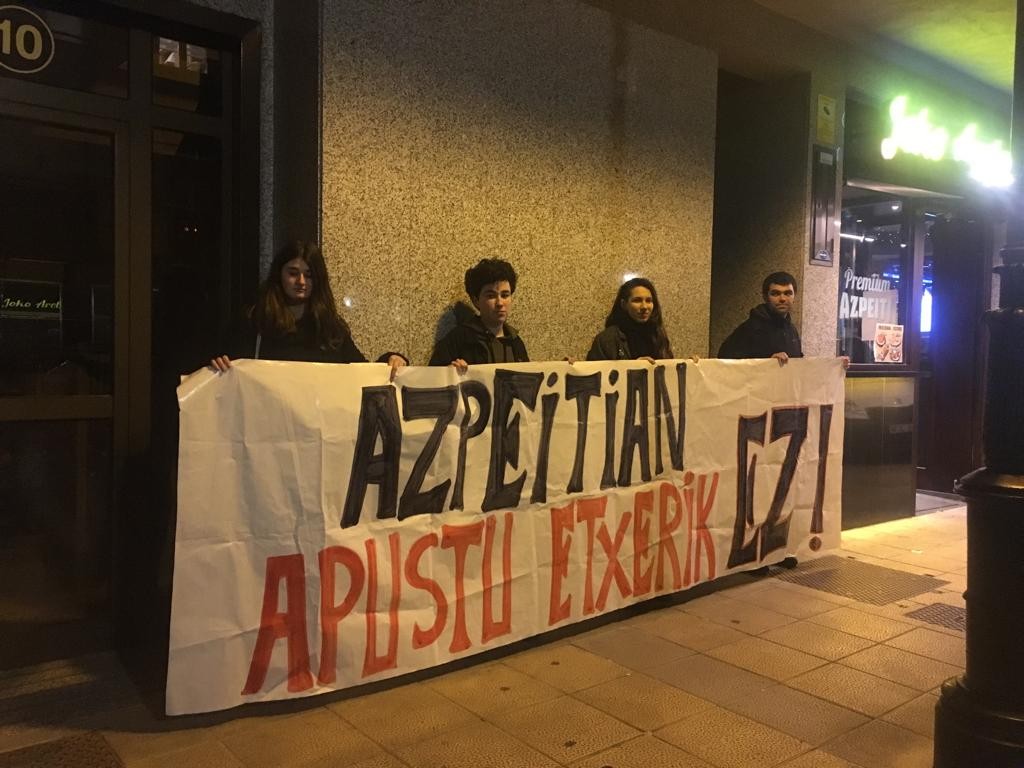 Apustu etxearen aurrean konzentratu ziren atzo Ernai eta Basanderiek taldeetako kideak