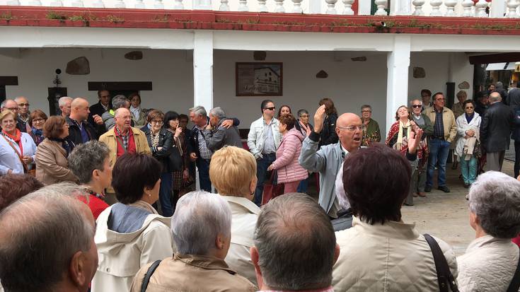 [BIDEOA] Fromistako espedizioari harrera egin dio Beheko Plaza Abesbatzak