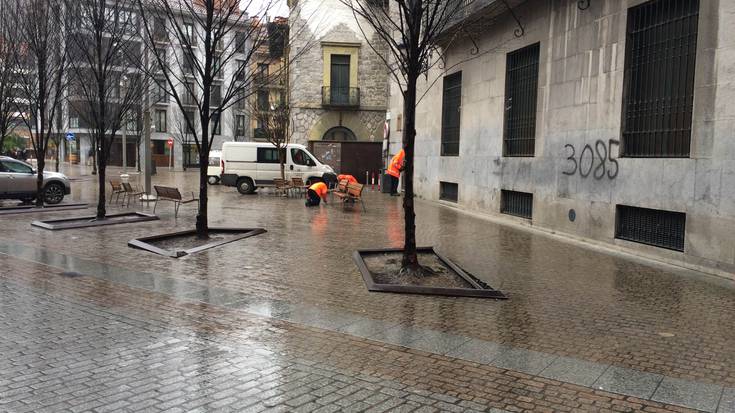 Eserlekuak jarri dituzte berriz Perez Arregi plazatxoan