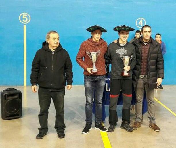 Unai eta Jon Alberdi anaiek txapelak jantzi zituzten Elgoibarko San Anton txapelketan
