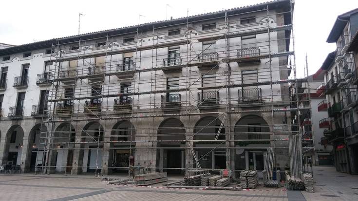 Eraberritze lanak egingo dituzte plazako eraikin bateko etxaurrean