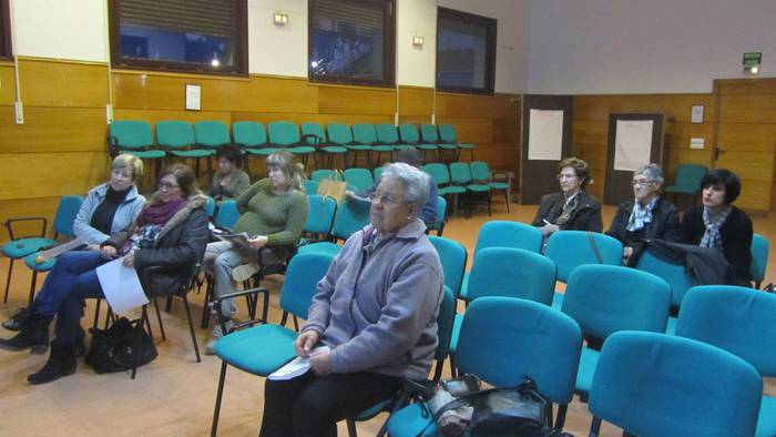 Oriotarrak autobus zerbitzuaz berriketan