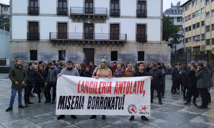 Txurro dendaren suteko bi langileen heriotzak salatu dituzte Azkoitian