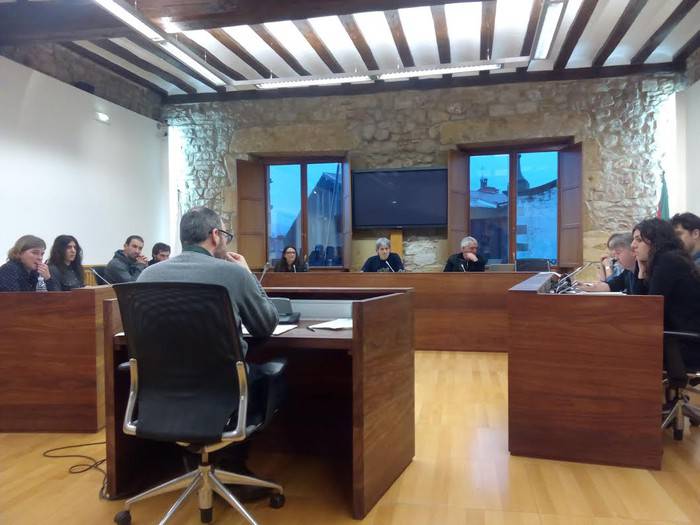 Zumaiako kale-izendegian emakumeek presentzia handiagoa izatea onartu du Udalbatzak