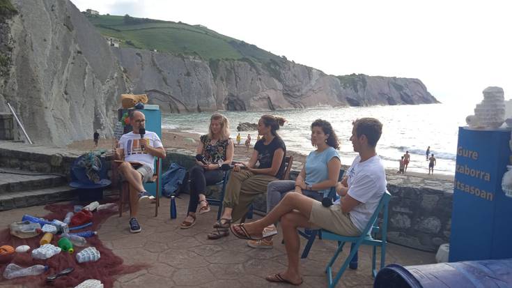 Itsas zaborraren arazoa mahaigaineratu eta konponbide kolektiboen inguruan aritu dira Itzurunen