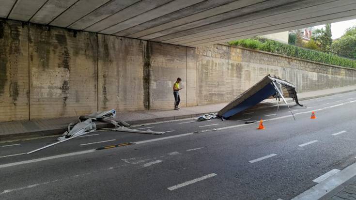 Kamioi batek istripua izan du gaur goizean Zelai azpibidean