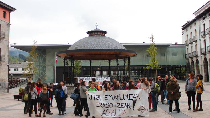 Emakumeak erasotzeari uzteko aldarria, plazara