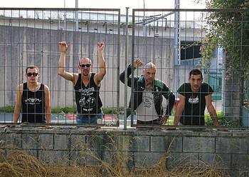 Oilaskoak prest daude punk tiroketarako