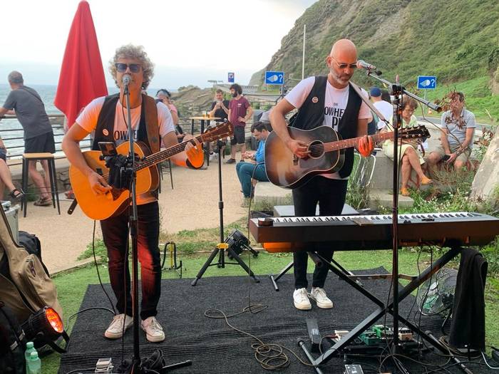 The Nowhere Plan bikoteak kontzertua eskaini du Santiago hondartzan