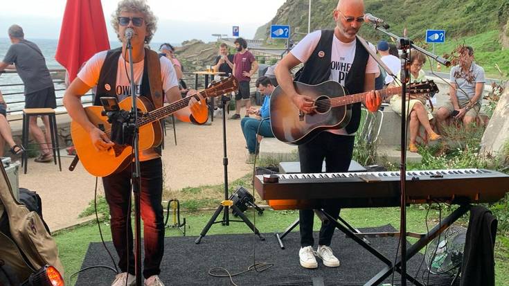 The Nowhere Plan bikoteak kontzertua eskaini du Santiago hondartzan