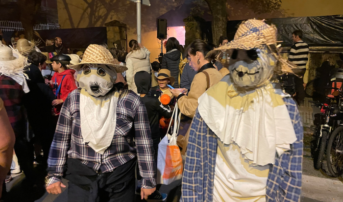 Gau Beltzerako dena prest du Jalgi dantza taldeak