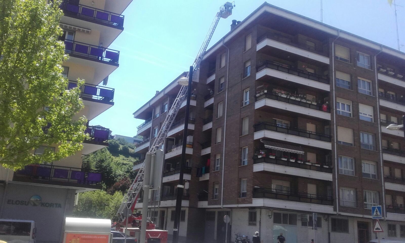 Etxebizitza bateko tximiniatik ke asko irten da Altzibar etorbidean