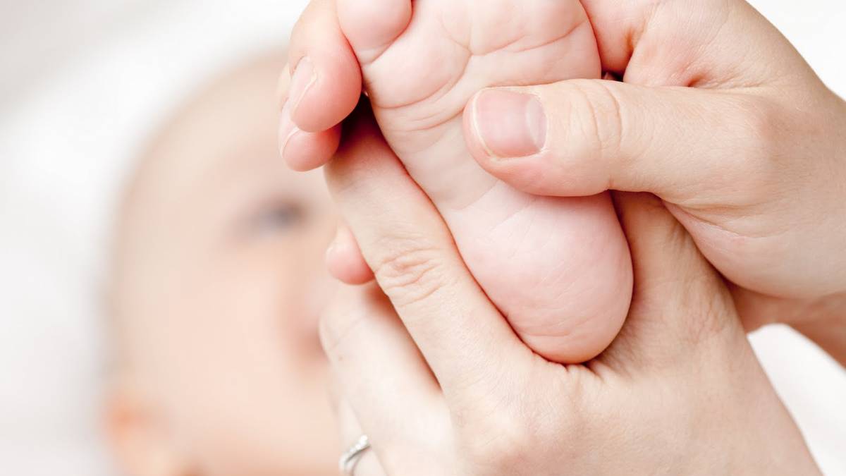 Haur txikiei masajea ematen ikasteko tailerra antolatu du Getariako Udalak