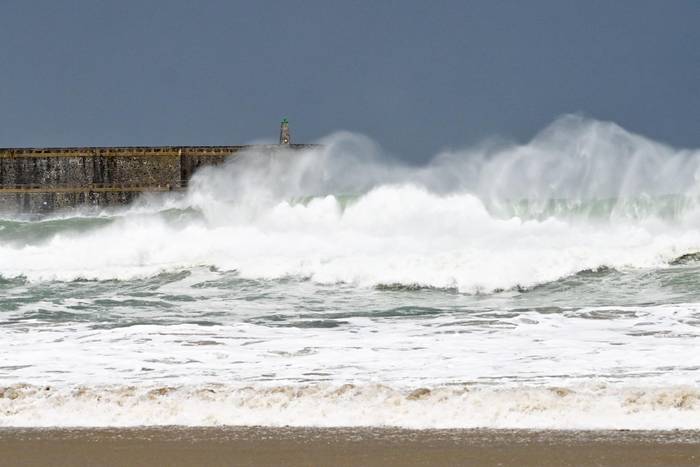 Alerta laranja ezarri dute biharko itsasaldeko arriskuagatik, eta abisu horia olatu eta haizeagatik