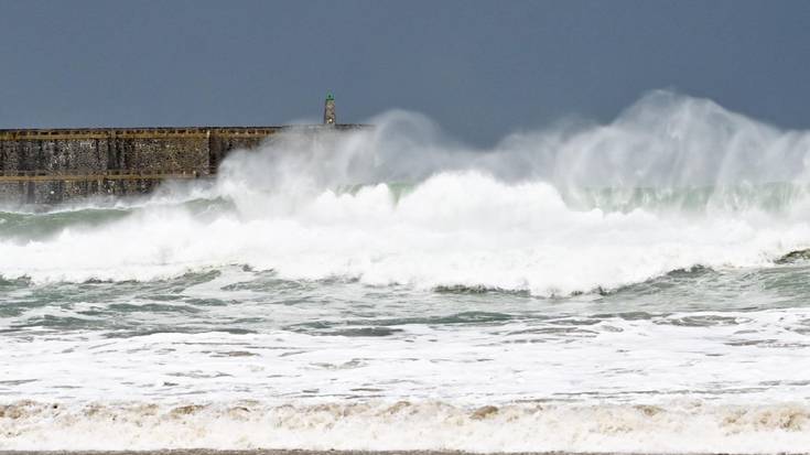 Alerta laranja ezarri dute biharko itsasaldeko arriskuagatik, eta abisu horia olatu eta haizeagatik