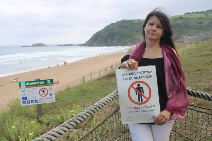 Zigarrokinak hondartzan ez botatzeko 1.500 kono banatuko ditu Zarauzko Udalak