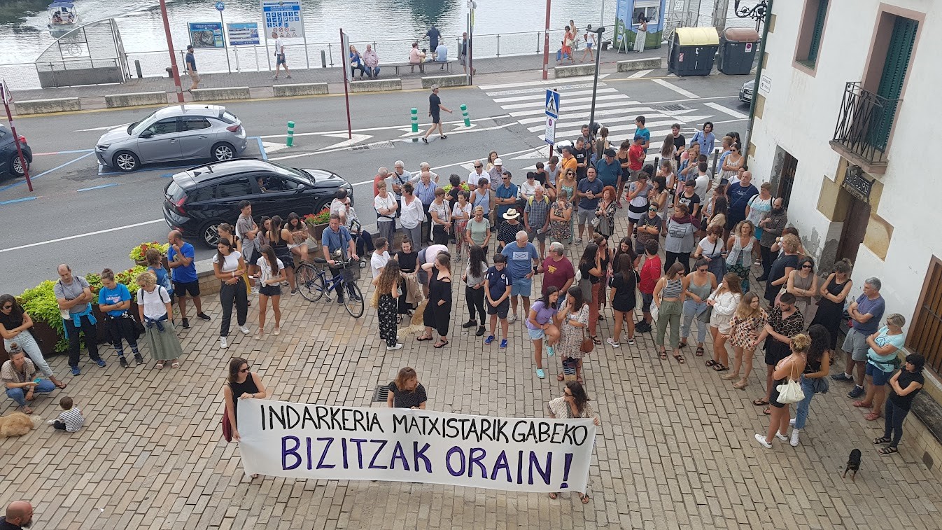 Ziztada kasua salatzeko elkarretaratzea egin da eguerdian Zumaian
