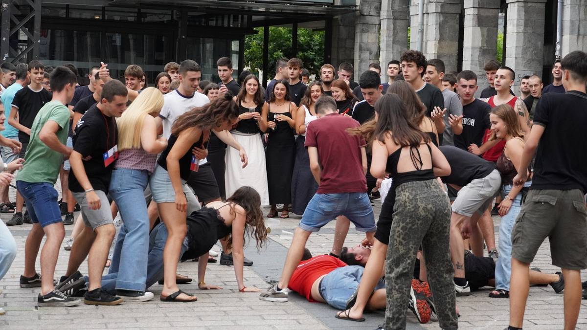 Goiz partean baltsak eta arratsaldean jolasak izan dituzte Gaztetxearen 21. urteurrenean