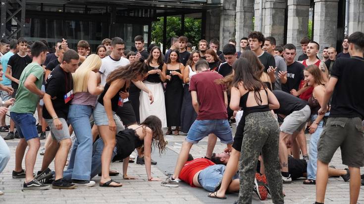 Goiz partean baltsak eta arratsaldean jolasak izan dituzte Gaztetxearen 21. urteurrenean