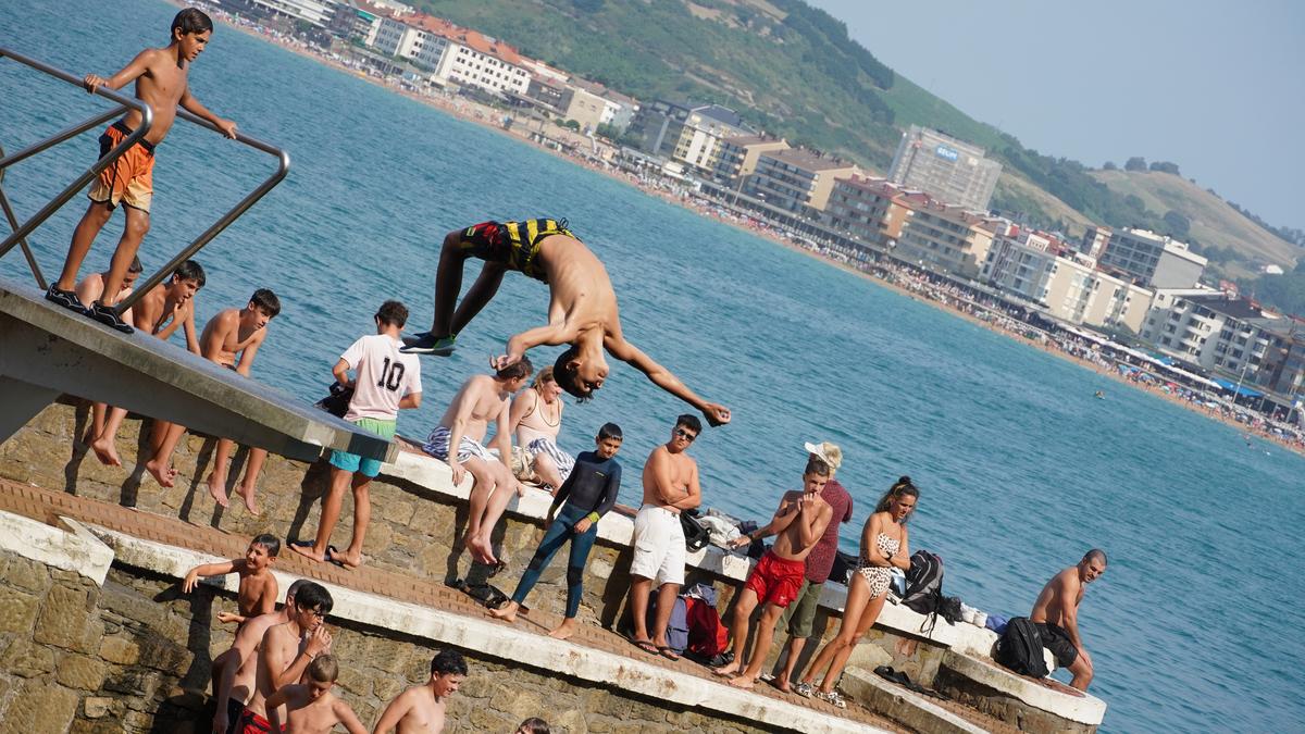 Bizirik dago Zarauzko moila