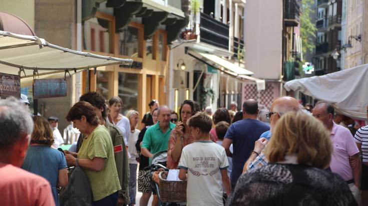 Nafarroako produktuen azoka antolatu dute Zarauzko kaleetan