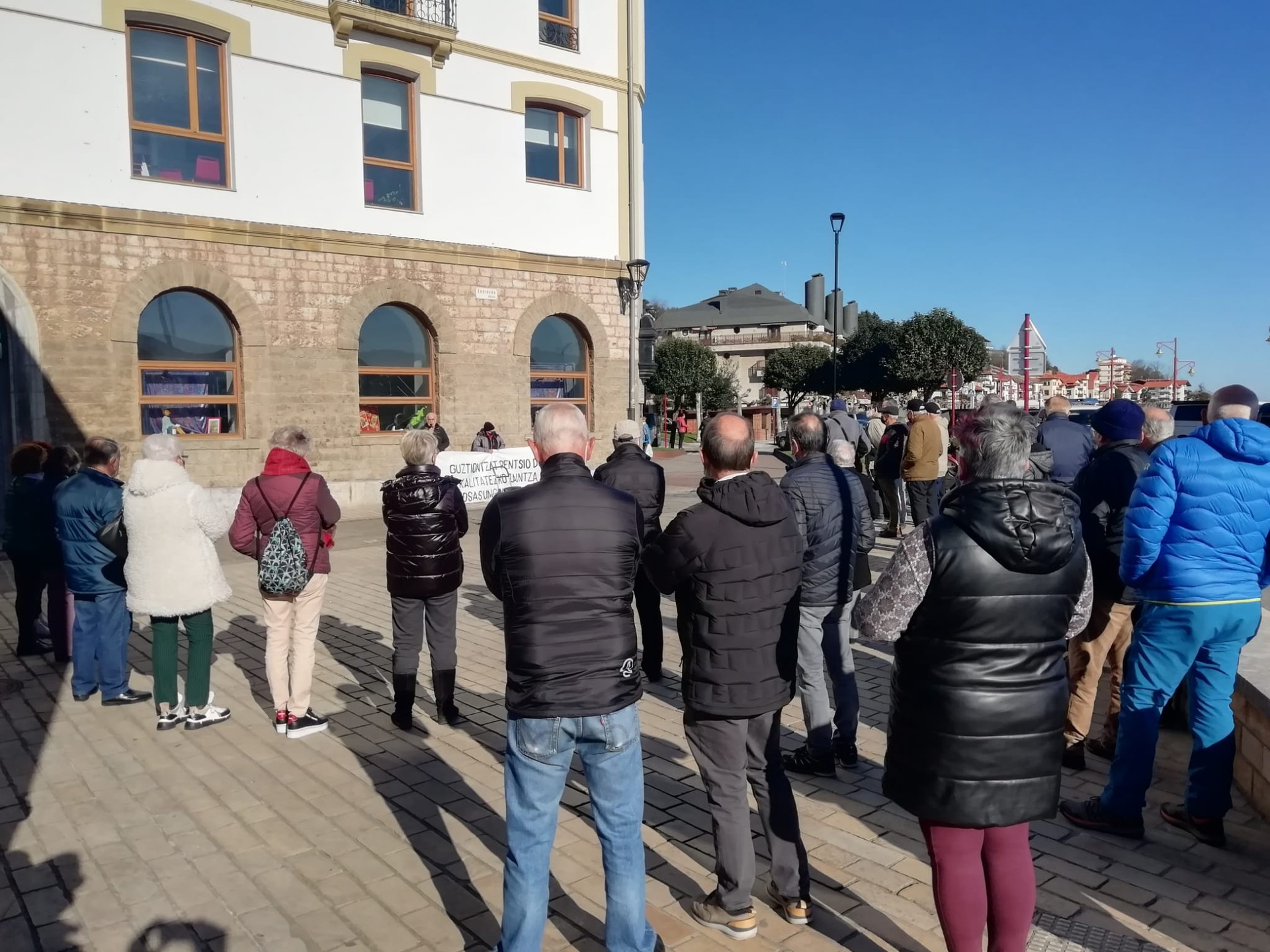 Pentsiodunek elkarretaratzea egin dute eguerdian Saregileen plazan