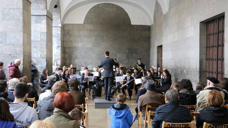 Musika bandak kontzertua eman du eguerdian, Kontzejupen