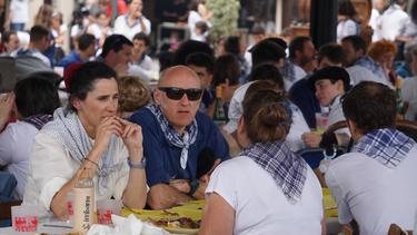 Bihartik aurrera erosi ahalko dira sanpedroetako herri bazkariko txartelak