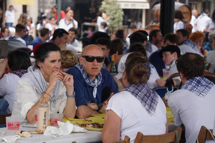 Bihartik aurrera erosi ahalko dira sanpedroetako herri bazkariko txartelak