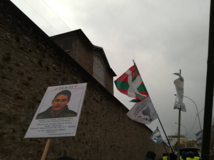 Sirventen egoeraren berri eman eta haren etxeratzea eskatzeko dinamika abiatu du Zarauzko Sarek