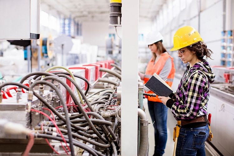 Emakumeak industriara hurbiltzeko prestakuntza ibilbide berria abiatuko dute