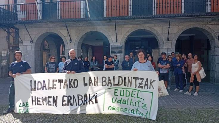 Eskualdeko hainbat udalerritako udal langileek bat egin dute ELAk eta LABek gaurko deitutako lanuztearekin