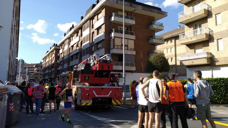 Ordubeteko atzerapenarekin hasi da maratoi erdia, sute baten eraginez