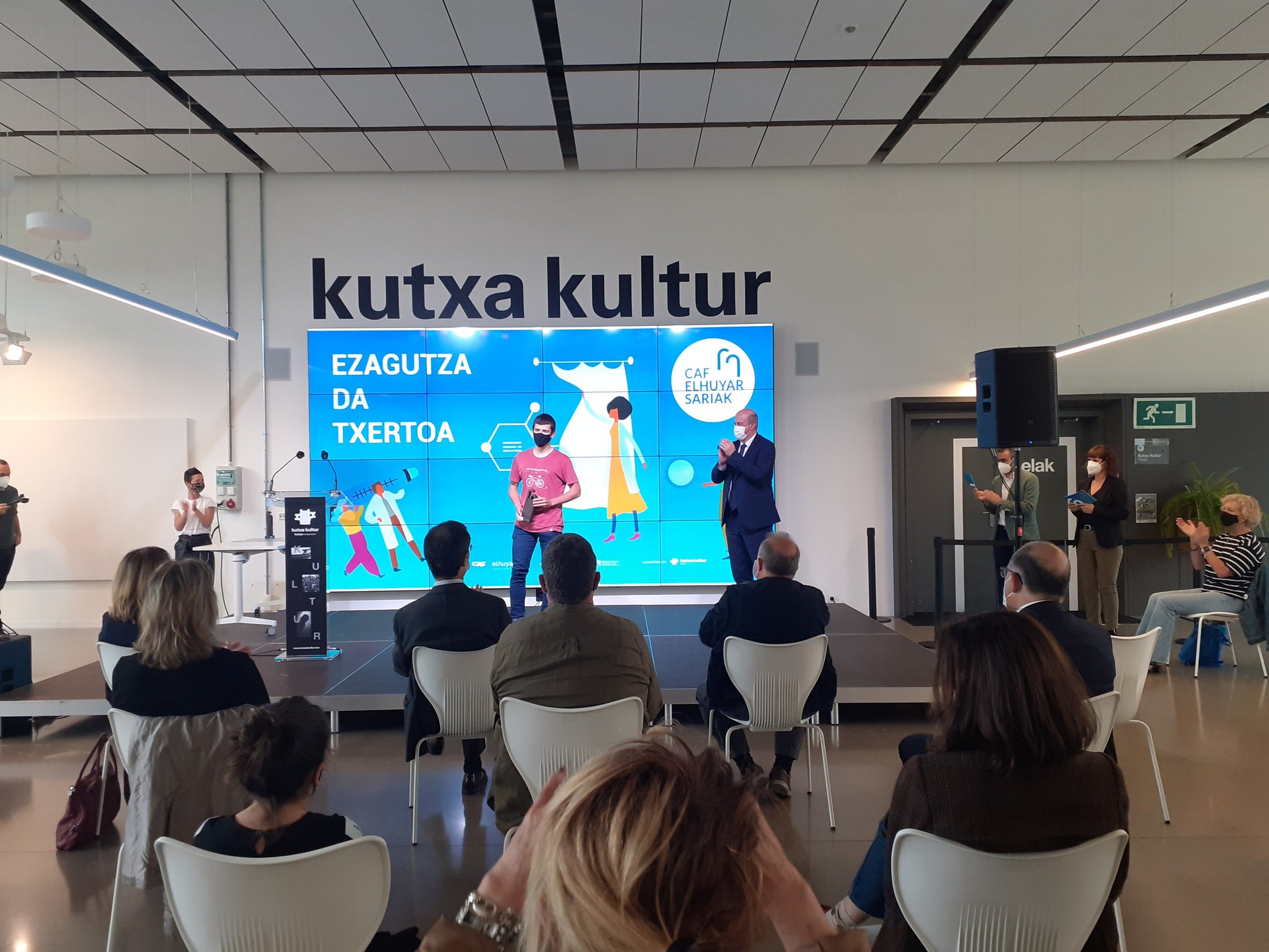 CAF-Elhuyar sarietako bat lortu du Asier Albiteren artikuluak