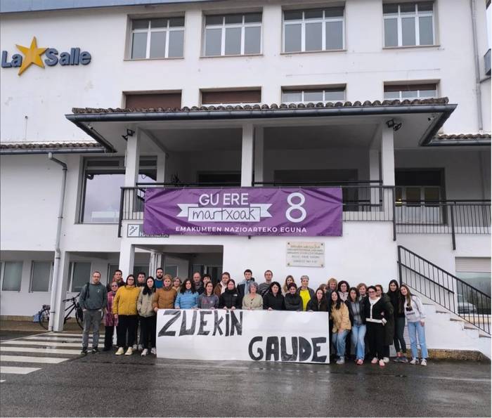 Zarauzko La Sallen elkarretaratzea egin dute Patxi Ezkiagaren biktimei elkartasuna adierazteko