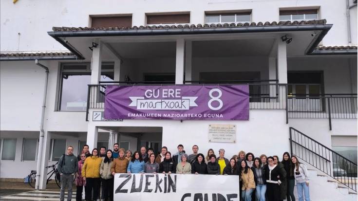 Zarauzko La Sallen elkarretaratzea egin dute Patxi Ezkiagaren biktimei elkartasuna adierazteko